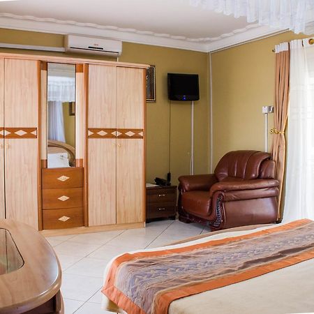 Desert Breeze Hotel Arua Екстер'єр фото