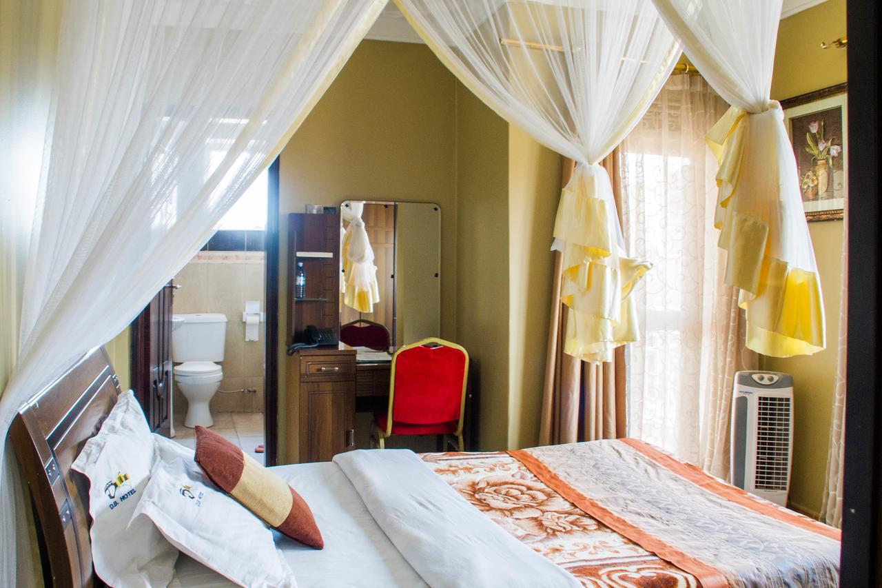 Desert Breeze Hotel Arua Екстер'єр фото