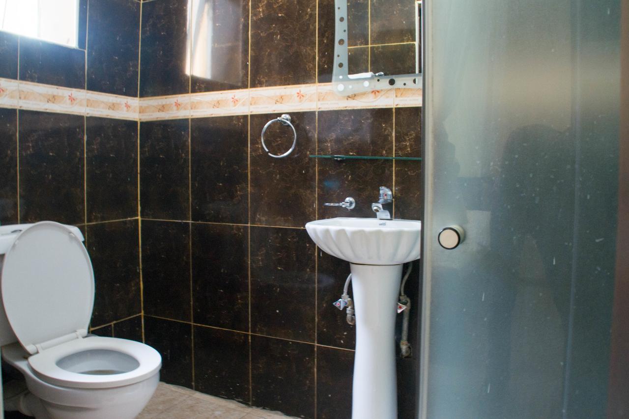 Desert Breeze Hotel Arua Екстер'єр фото