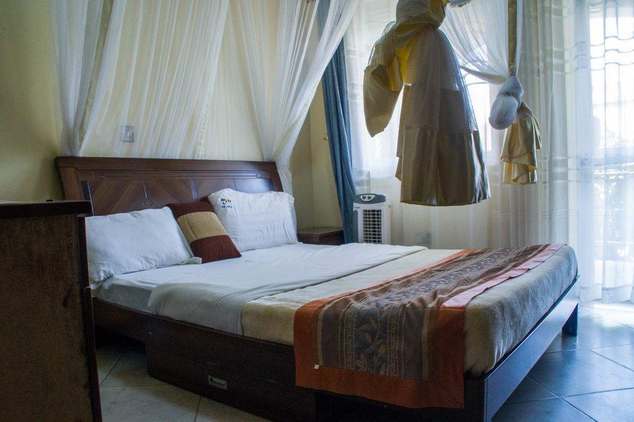 Desert Breeze Hotel Arua Екстер'єр фото