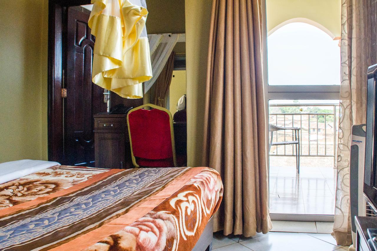 Desert Breeze Hotel Arua Екстер'єр фото