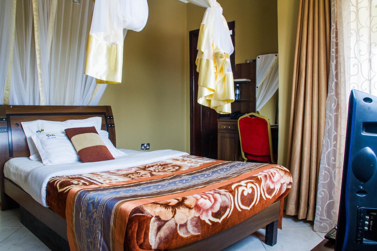 Desert Breeze Hotel Arua Екстер'єр фото