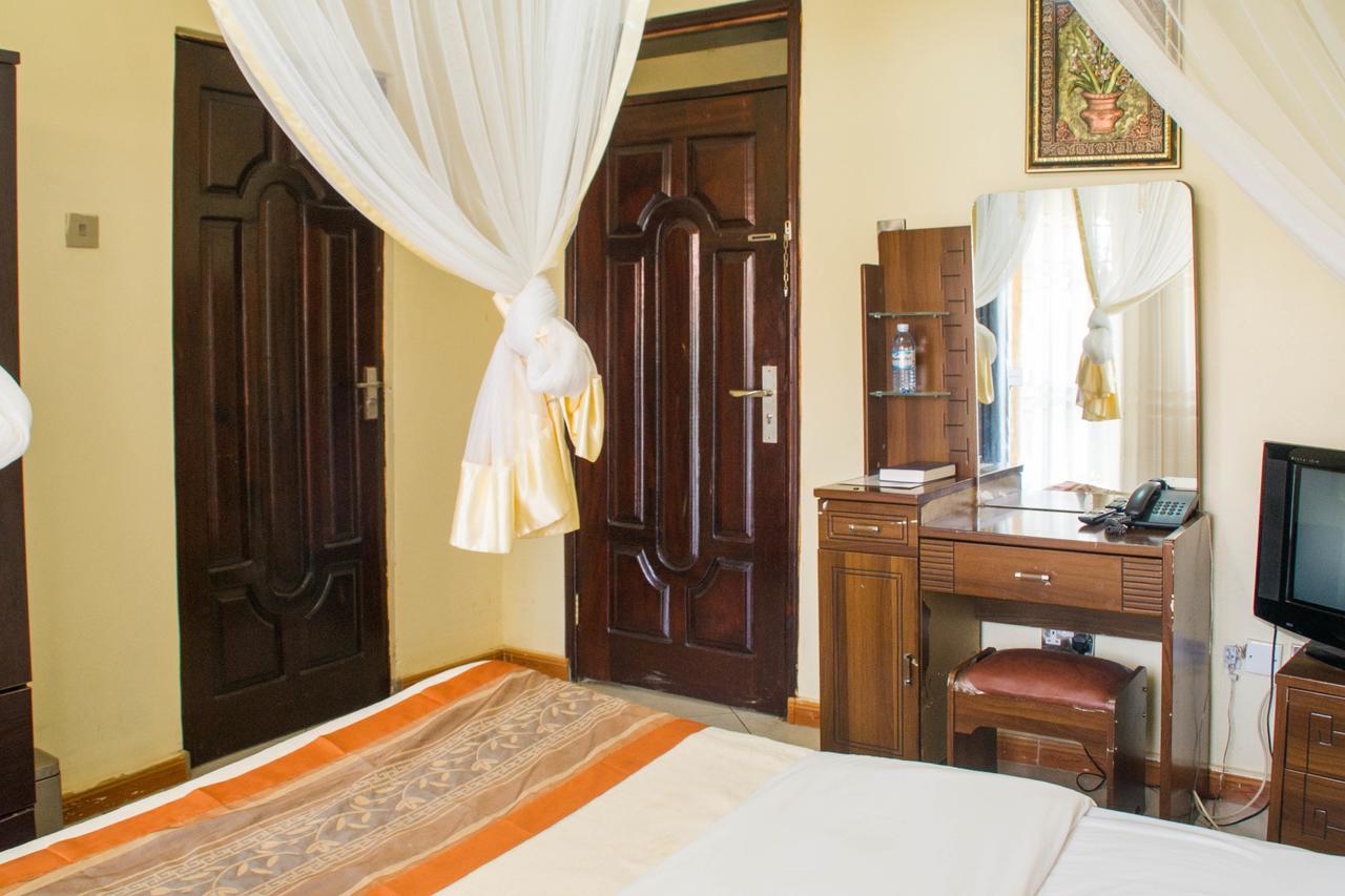 Desert Breeze Hotel Arua Екстер'єр фото