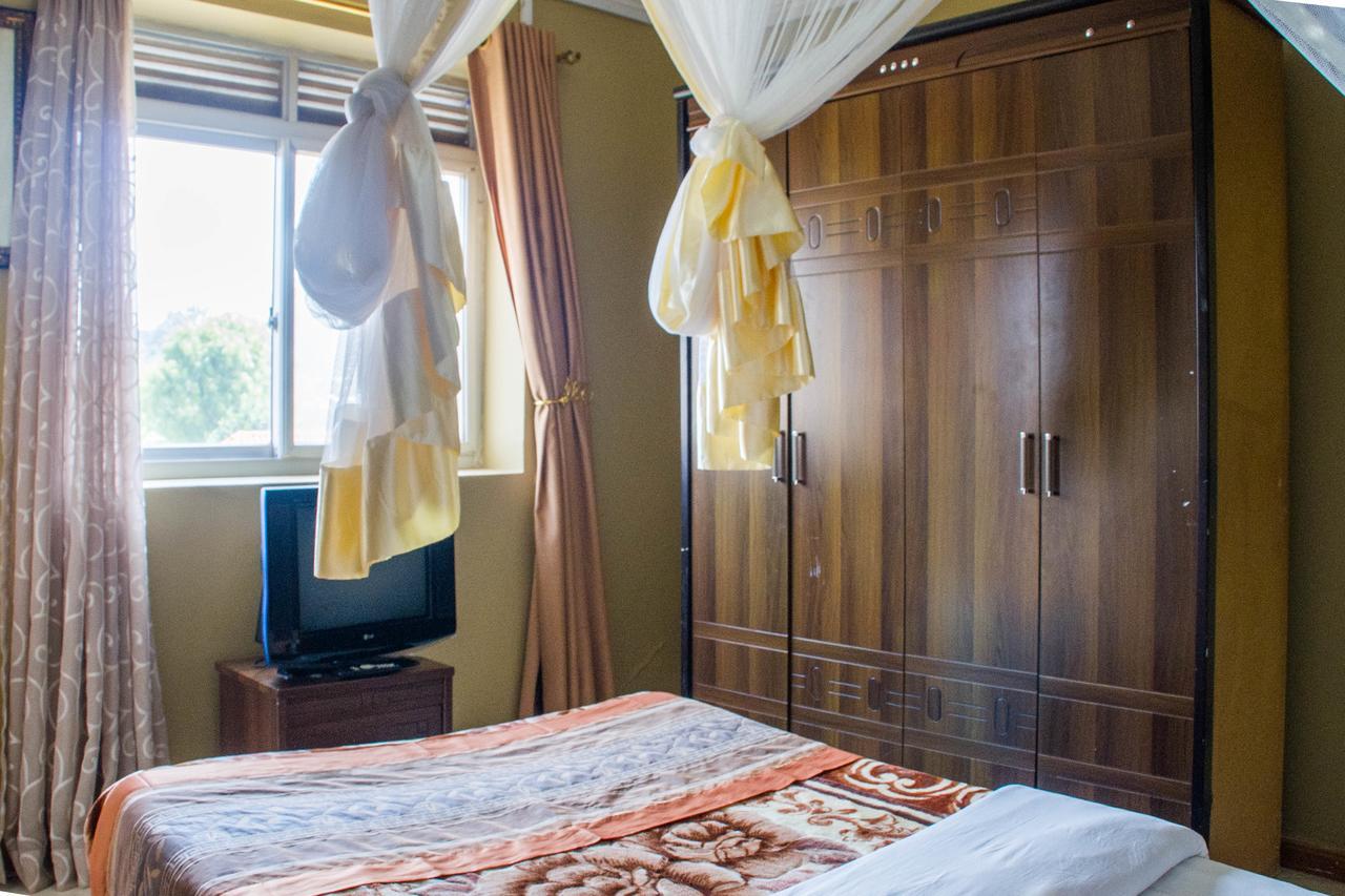 Desert Breeze Hotel Arua Екстер'єр фото