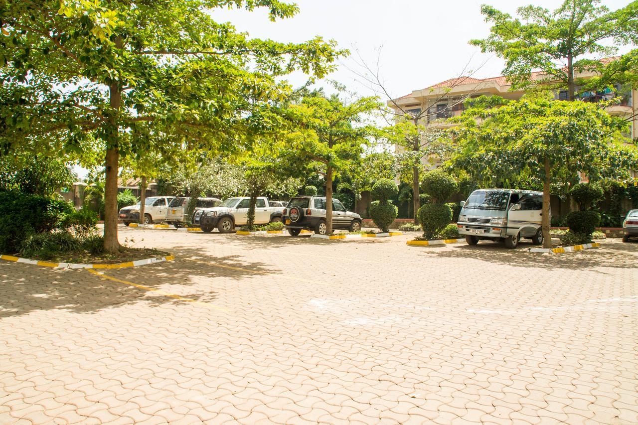 Desert Breeze Hotel Arua Екстер'єр фото