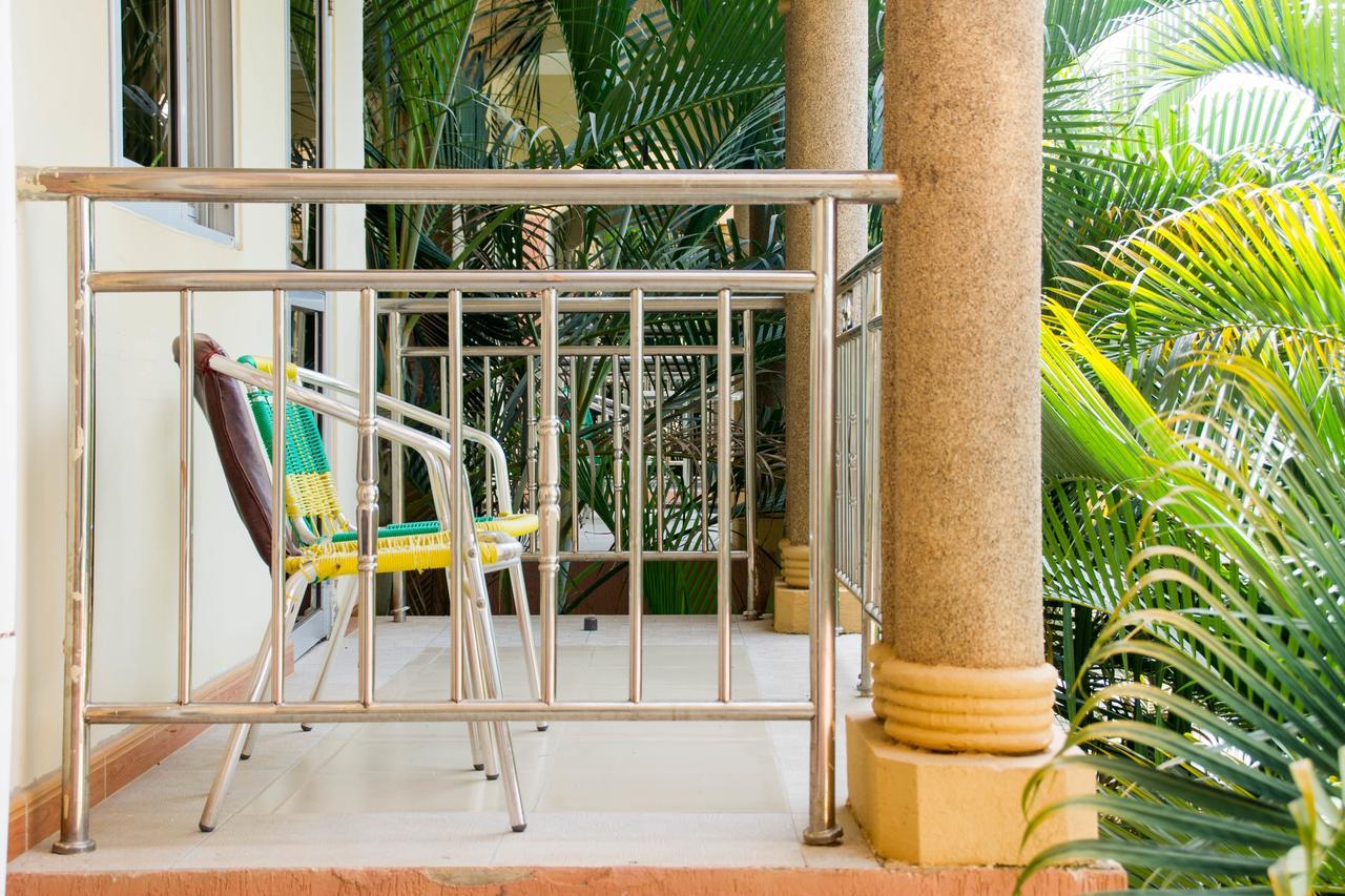 Desert Breeze Hotel Arua Екстер'єр фото